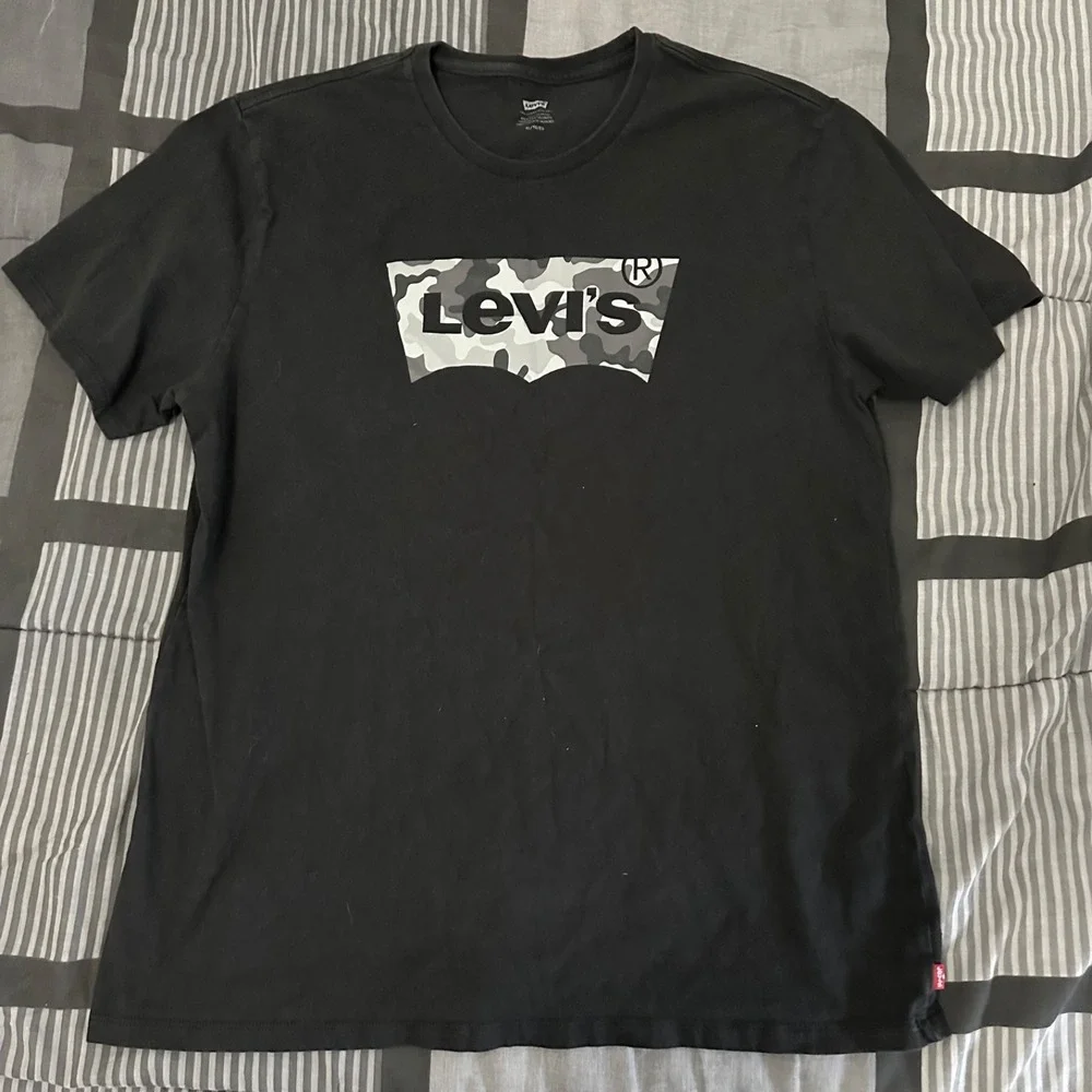 Levi's Men's Short Sleeve T-Shirt Black with Camo Logo Size XLarge